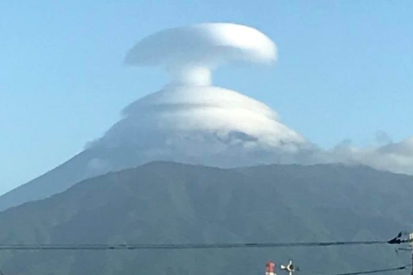 台風接近中の富士山の上空で キノコ みたいな雲が撮影される ニコニコニュース