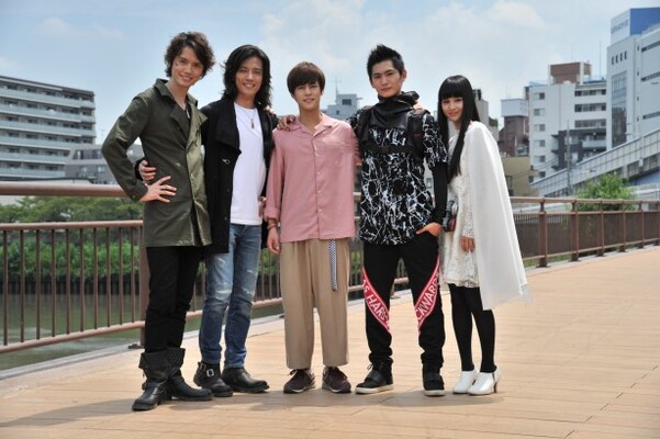 仮面ライダージオウ 主題歌をaaa 末吉秀太とissaが担当 物語には半田健人 村上幸平も登場 ニコニコニュース