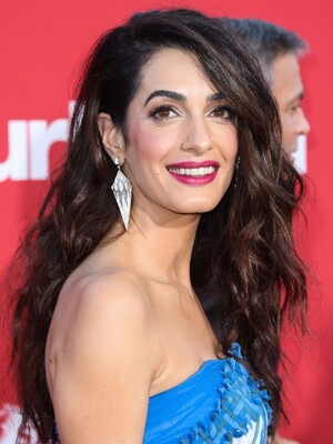 ジョージ クルーニー妻 ファッションセンスの変化はメーガン妃の影響 ニコニコニュース