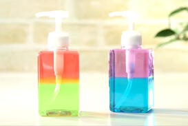 インスタ映え 2種類の洗剤を混ぜる カラフル洗剤 が流行中 混ぜる洗剤によっては毒ガス発生の危険も ニコニコニュース インスタ映え 2種類の洗剤を混ぜる カラフル洗剤 が流行中 混ぜる洗剤によっては毒ガス発生の危険も ニコニコニュース