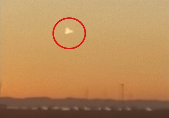 アメリカ テキサス州の上空に三角形の飛行物体が目撃される 新たな軍事兵器なのか それとも ニコニコニュース アメリカ テキサス州の上空に三角形の飛行物体が目撃される 新たな軍事兵器なのか それとも ニコニコニュース