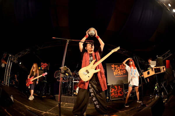 打首獄門同好会 山人音楽祭 18 うまい棒片手に大人も子どもも熱狂 みんなで叫んだ 働きたくな い ニコニコニュース