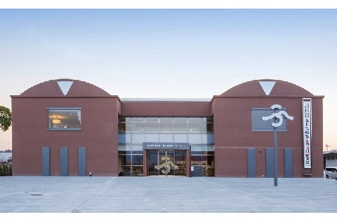 正社員を辞めて公募図書館長になったのに突然雇い止め 注目図書館 ふくちのち で起きたこと ニコニコニュース