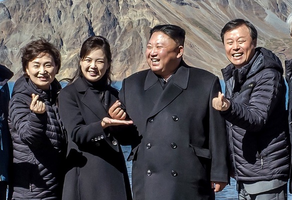 韓国政府 金正恩氏の ハート 写真を公開 白頭山で記念撮影 ニコニコニュース