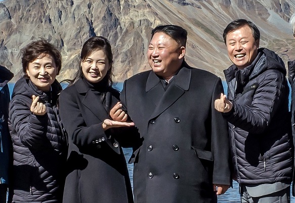 韓国政府 金正恩氏の ハート 写真を公開 白頭山で記念撮影 ニコニコニュース 韓国政府 金正恩氏の ハート 写真を公開 白頭山で記念撮影 ニコニコニュース