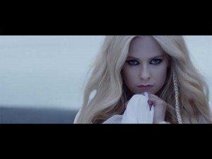 アヴリル ラヴィーン 新曲 Head Above Water Mv公開で監督に感謝 アイデアを聞いてくれてありがとう ニコニコニュース