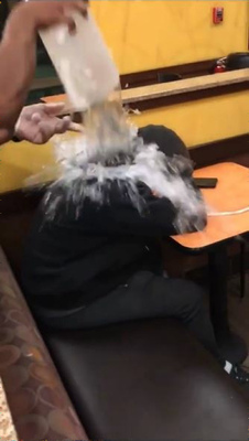 動画 ファーストフード店で寝ている客に水をぶっかけ 出て行け 発言 その動画を公開し批判殺到 ニコニコニュース 動画 ファーストフード店で寝ている客に水をぶっかけ 出て行け 発言 その動画を公開し批判殺到 ニコニコニュース
