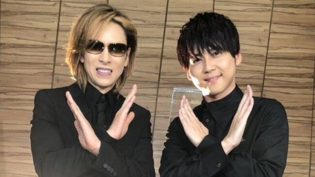 梶裕貴さんが Xjapan Yoshikiさんと Xポーズ を披露 進撃の巨人 進撃対談で共演 ニコニコニュース