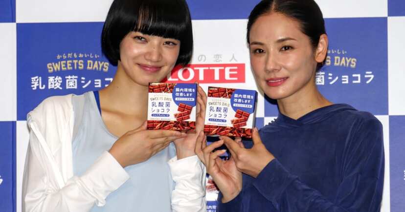 小松菜奈と吉田羊が応援で共演 2人の美女が かっこいい と思う男性の筋肉は ニコニコニュース