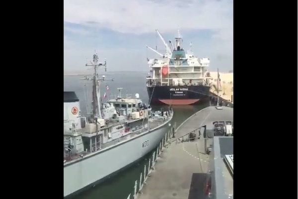 女は運転が下手 差別発言を聞いた英国海軍の艦長 自分の妻がスムーズに軍艦を操る動画で反論する ニコニコニュース 女は運転が下手 差別発言を聞いた英国海軍の艦長 自分の妻がスムーズに軍艦を操る動画で反論する ニコニコニュース