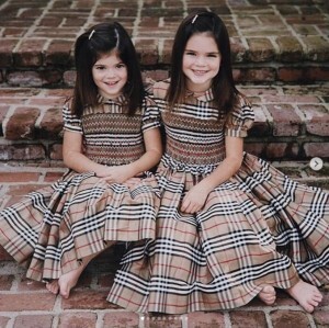 ケンダル ジェンナーが23歳に 妹カイリーとの幼少期写真に600万 いいね ニコニコニュース ケンダル ジェンナーが23歳に 妹カイリーとの幼少期写真に600万 いいね ニコニコニュース
