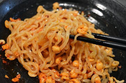 マジで箸が止まらなくなる 悪魔麺 が激しくウマすぎる めんつゆ 天かす 食べるラー油を混ぜるだけ ニコニコニュース