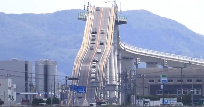 生活道路が観光名所に 鳥取と島根の県境の江島大橋 ベタ踏み坂 が 合成かと思った トリックアートみたい ニコニコニュース