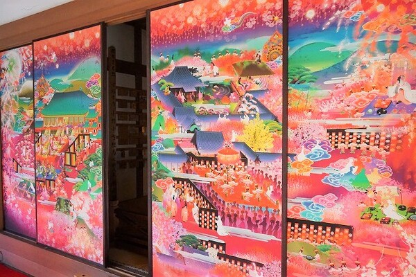 極彩色のモダンな襖絵が幻想的 小野小町ゆかりの随心院 フォトジェニックな京都 ニコニコニュース 極彩色のモダンな襖絵が幻想的 小野小町ゆかりの随心院 フォトジェニックな京都 ニコニコニュース