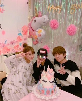 辻希美 杉浦太陽 長女の誕生日の超豪華オーダーケーキ前に3ショット公開 ニコニコニュース 辻希美 杉浦太陽 長女の誕生日の超豪華オーダーケーキ前に3ショット公開 ニコニコニュース