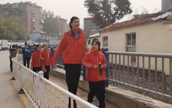 11歳で2メートル10センチ 世界一背の高い少女 中国 ニコニコニュース