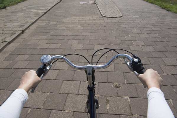 自転車で女性をひき逃げ 死亡させた男 イヤホンして片手運転 の状況に怒りの声 ニコニコニュース
