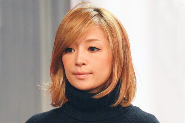 年の差を感じさせない 浜崎あゆみ 40 が19歳美少女ダンサーにチュー ニコニコニュース