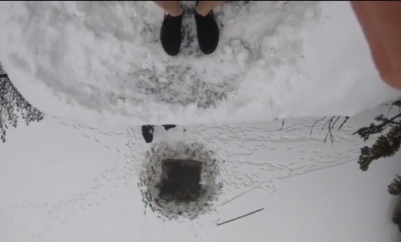 正気かな 凍った湖に穴をあけ 高所からそこにピンポイントで飛び込むという荒業に挑んだフィンランドの若者 ニコニコニュース 正気かな 凍った湖に穴をあけ 高所からそこにピンポイントで飛び込むという荒業に挑んだフィンランドの若者 ニコニコニュース