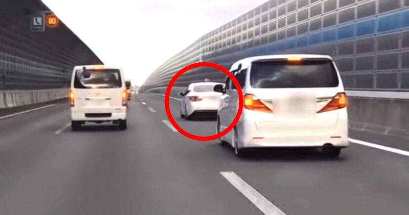 覆面パトカーと気付かずに煽っていた車 パトランプが点灯し大慌て しかし捕まったのは隣の車でびっくり ニコニコニュース 覆面パトカーと気付かずに煽っていた車 パトランプが点灯し大慌て しかし捕まったのは隣の車でびっくり ニコニコニュース