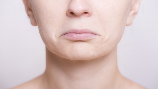 アゴ下の 梅干しジワ の原因と対策 ニコニコニュース