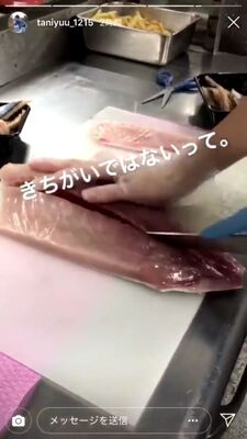 動画 人気寿司チェーン くら寿司 の従業員が捌いた魚をゴミ箱に廃棄しそれを拾う行為を動画撮影 炎上まっしぐら ニコニコニュース