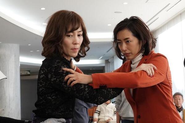 木村佳乃 木村多江が 取っ組み合い と 変顔 で壮絶バトル 筋肉痛になりました 笑 ニコニコニュース 木村佳乃 木村多江が 取っ組み合い と 変顔 で壮絶バトル 筋肉痛になりました 笑 ニコニコニュース