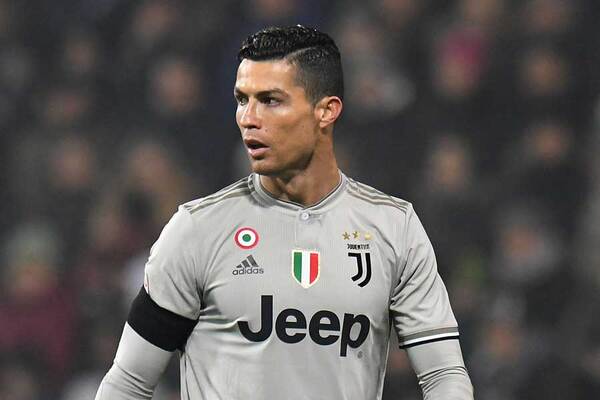 C ロナウド 驚異の上半身が覗く日光浴姿に反響 Cr7は神 なんて腹筋だ ニコニコニュース