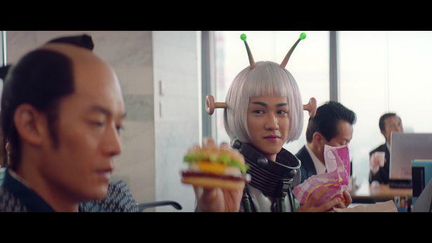 マクドナルド新cmに宇宙人 武士が登場 てりたま で春の出会いを表現 ニコニコニュース