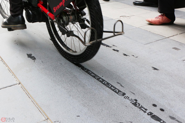 道路に残る自転車のタイヤ痕を広告に 拡大するシェア自転車の新展開になるか ニコニコニュース