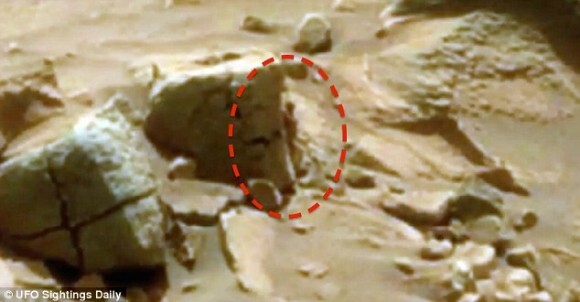 今度は小さいおじさんなのか 火星で小人が岩影からのぞき見している姿が発見される ニコニコニュース
