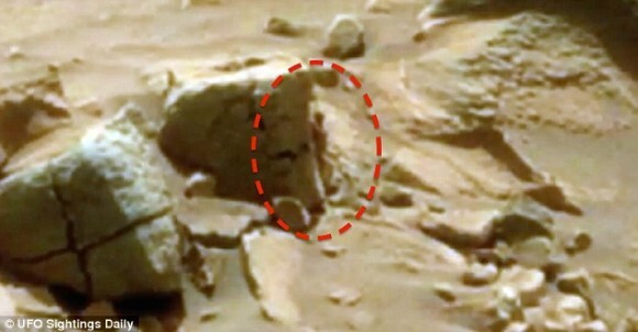 今度は小さいおじさんなのか 火星で小人が岩影からのぞき見している姿が発見される ニコニコニュース 今度は小さいおじさんなのか 火星で小人が岩影からのぞき見している姿が発見される ニコニコニュース