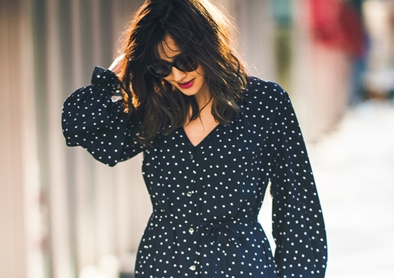 ドット柄ワンピと白スニーカーで大人の着こなし スタイリッシュ仕上げの休日コーデ ニコニコニュース