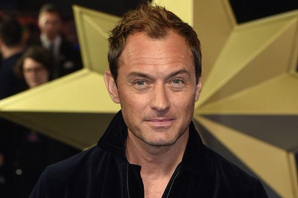 キャプテン マーベル ジュード ロウ コスチュームを着ている間 を我慢するのが大変だった ニコニコニュース