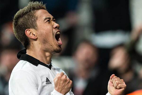 Mf香川真司 銀髪 から 黒短髪 へ変身 同僚が肩組み2ショット投稿 天才と ニコニコニュース