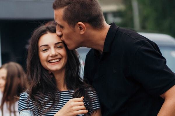 男性が おでこやほっぺ にキスする理由 ニコニコニュース 男性が おでこやほっぺ にキスする理由 ニコニコニュース