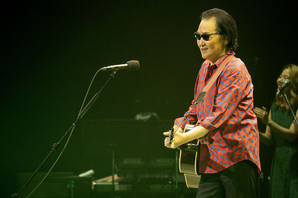 ライブレポート 井上陽水 50年の軌跡を辿るツアーでヒット曲を惜しみなく披露 ニコニコニュース ライブレポート 井上陽水 50年の軌跡を辿るツアーでヒット曲を惜しみなく披露 ニコニコニュース