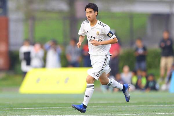 レアル15歳中井卓大 カンピオーネ 熱唱 カデーテa優勝の歓喜をクラブ公式が投稿 ニコニコニュース レアル15歳中井卓大 カンピオーネ 熱唱 カデーテa優勝の歓喜をクラブ公式が投稿 ニコニコニュース