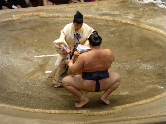 あれってどういう意味 大相撲の千秋楽で最後の三番の勝ち力士には 矢 弦 弓 が渡される ニコニコニュース
