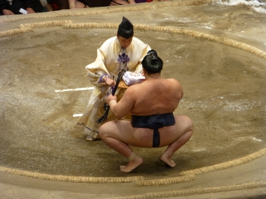 あれってどういう意味 大相撲の千秋楽で最後の三番の勝ち力士には 矢 弦 弓 が渡される ニコニコニュース あれってどういう意味 大相撲の千秋楽で最後の三番の勝ち力士には 矢 弦 弓 が渡される ニコニコニュース