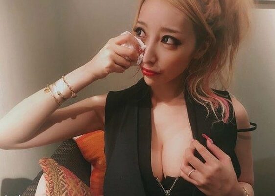 加藤紗里 Tomoroとの交際報道を否定 そんなことより胸が気になる と話題に ニコニコニュース 加藤紗里 Tomoroとの交際報道を否定 そんなことより胸が気になる と話題に ニコニコニュース