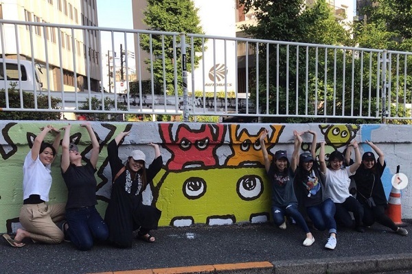 街の落書きを アート に変身へ 東京 中目黒の壁にかわいいイラストを描くわけ ニコニコニュース