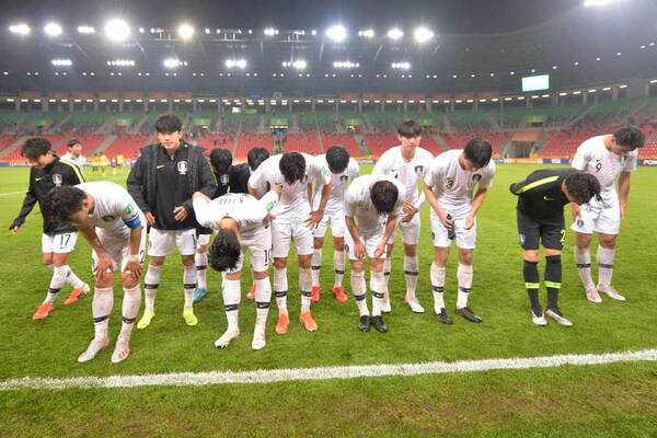 U 18韓国代表 優勝カップ踏みつけ行為に 中国激怒 批判殺到 冒涜行為 悪評広めた ニコニコニュース