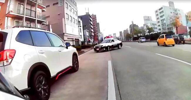 アオり運転の車を通報し追跡 捕まる瞬間の動画が話題に 逃げようとするものの 2台のパトカーで挟み討ちに ニコニコニュース アオり運転の車を通報し追跡 捕まる瞬間の動画が話題に 逃げようとするものの 2台のパトカーで挟み討ちに ニコニコニュース