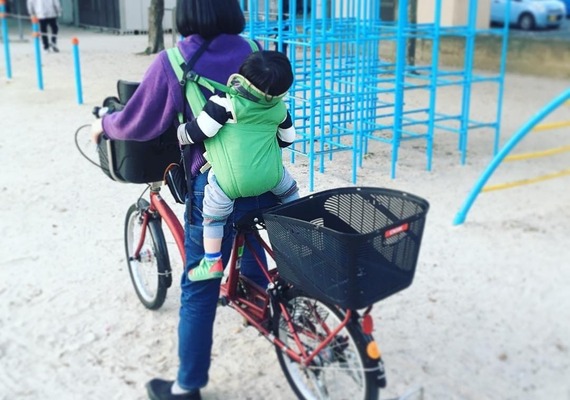 抱っこひもで子ども乗せ自転車に乗るママへ 法律や規則を再確認 ニコニコニュース