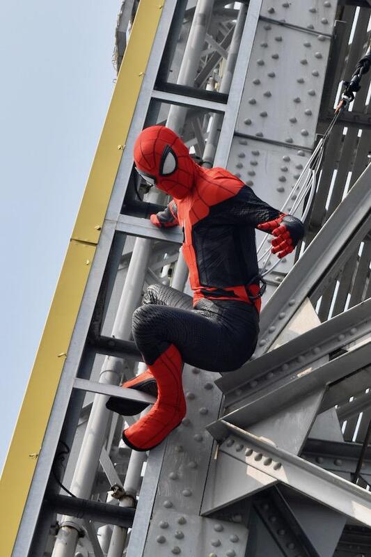 スパイダーマンが通天閣に現れ ビリケンさんにヒット祈願 スパイダーマン ファー フロム ホーム 大阪イベント ニコニコニュース