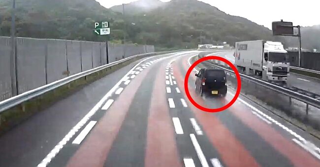 高速で雨の坂をぶっ飛ばしていった軽自動車 分後残念なことに 対向トラックのナイス対応には感謝 ニコニコニュース 高速で雨の坂をぶっ飛ばしていった軽自動車 分後残念なことに 対向トラックのナイス対応には感謝 ニコニコニュース