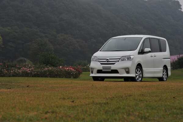 中古車選びに役立つ 新車当時 のレビュー 試乗記 日産 C26前期セレナ 10年11月 13年12月 ニコニコニュース