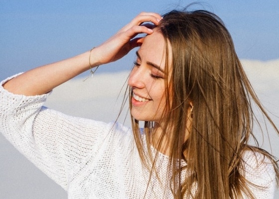 髪をかきあげる女性 がモテる理由 ニコニコニュース 髪をかきあげる女性 がモテる理由 ニコニコニュース