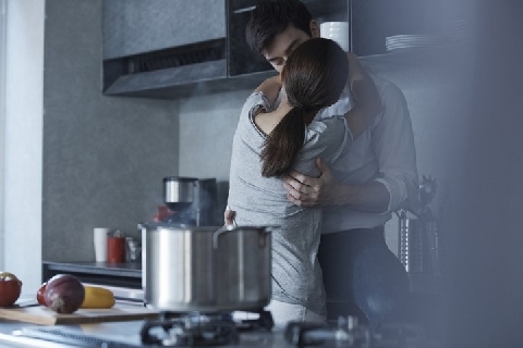 親友の夫とキスしたら 全てを親友に目撃され修羅場 ニコニコニュース